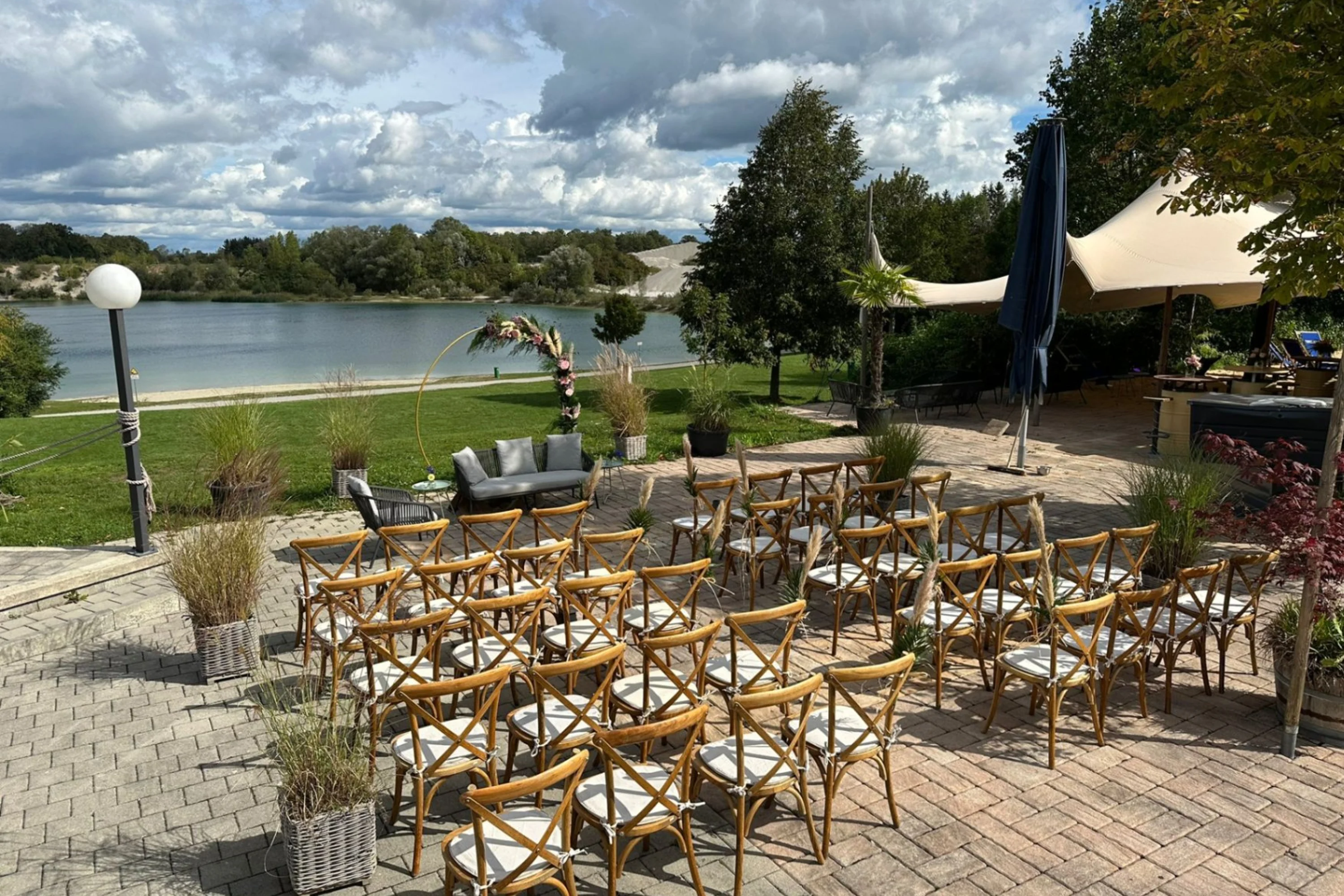 Hochzeitsbestuhlung am Beachgarten Pucher Meer mit Seeblick